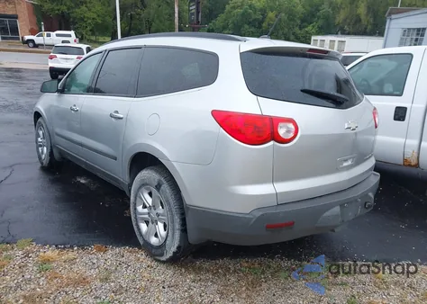 2010 Chevrolet Traverse Ls z USA, uszkodzony, nr VIN 1GNLREED4AS128363